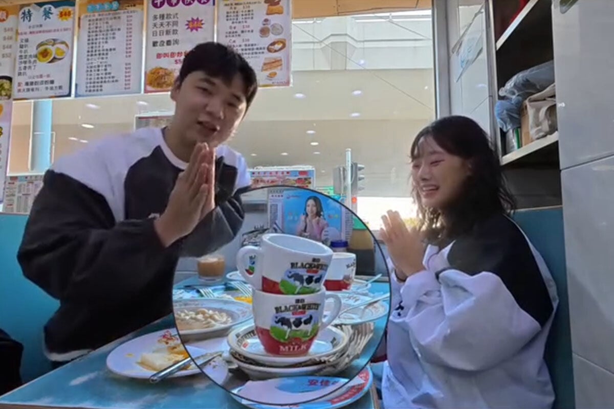 茶餐廳的黑白淡奶茶杯套裝吸引一對南韓旅客購買,老闆最終送上兩套全新當禮物。(Instagram帳戶「daero._.nana」影片截圖)