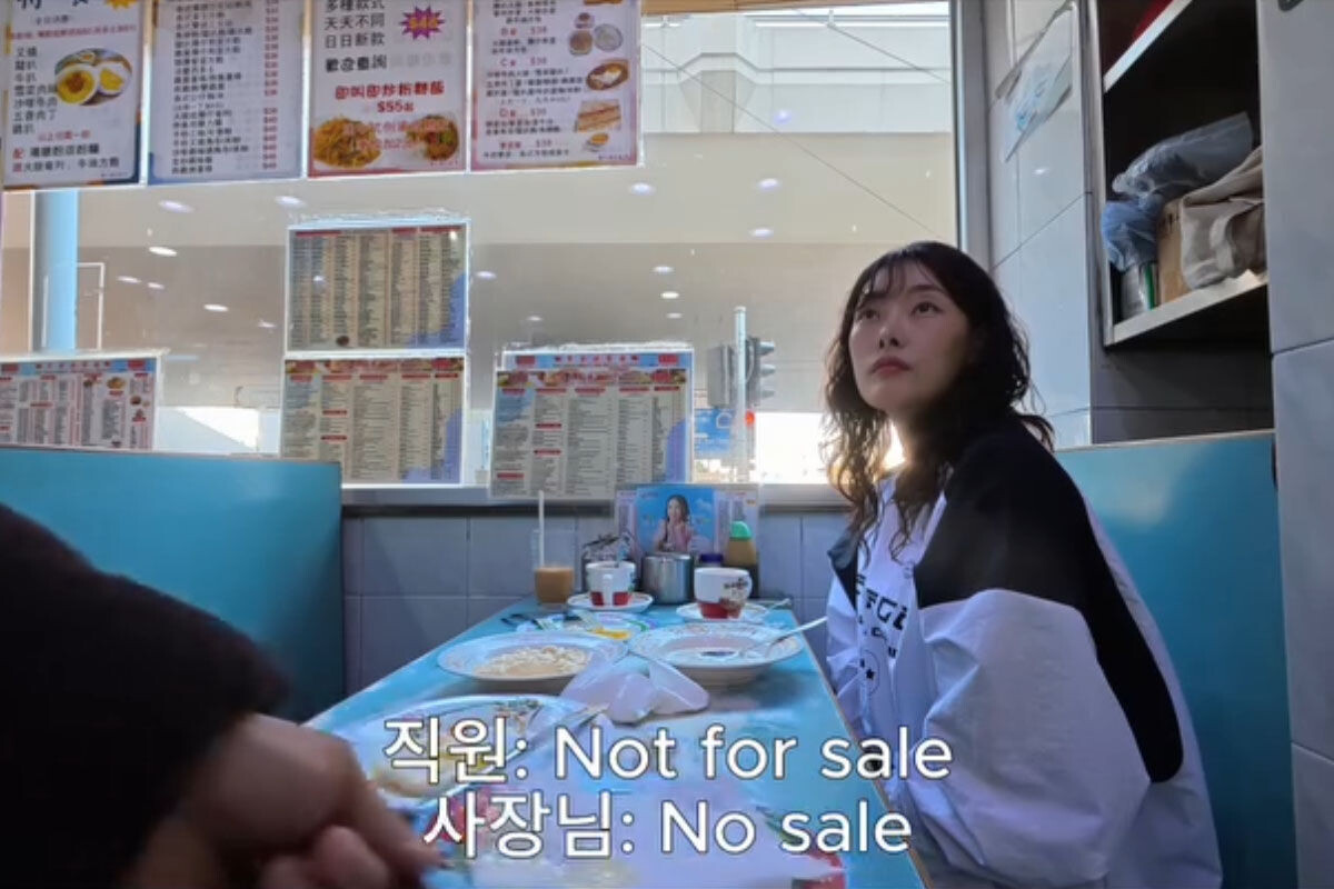 茶餐廳的黑白淡奶茶杯套裝吸引一對南韓旅客購買,老闆最終送上兩套全新當禮物。(Instagram帳戶「daero._.nana」影片截圖)