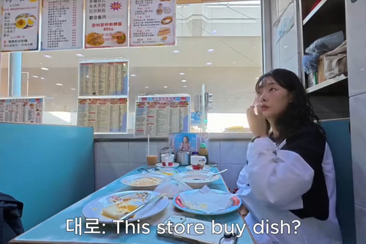 茶餐廳的黑白淡奶茶杯套裝吸引一對南韓旅客購買,老闆最終送上兩套全新當禮物。(Instagram帳戶「daero._.nana」影片截圖)