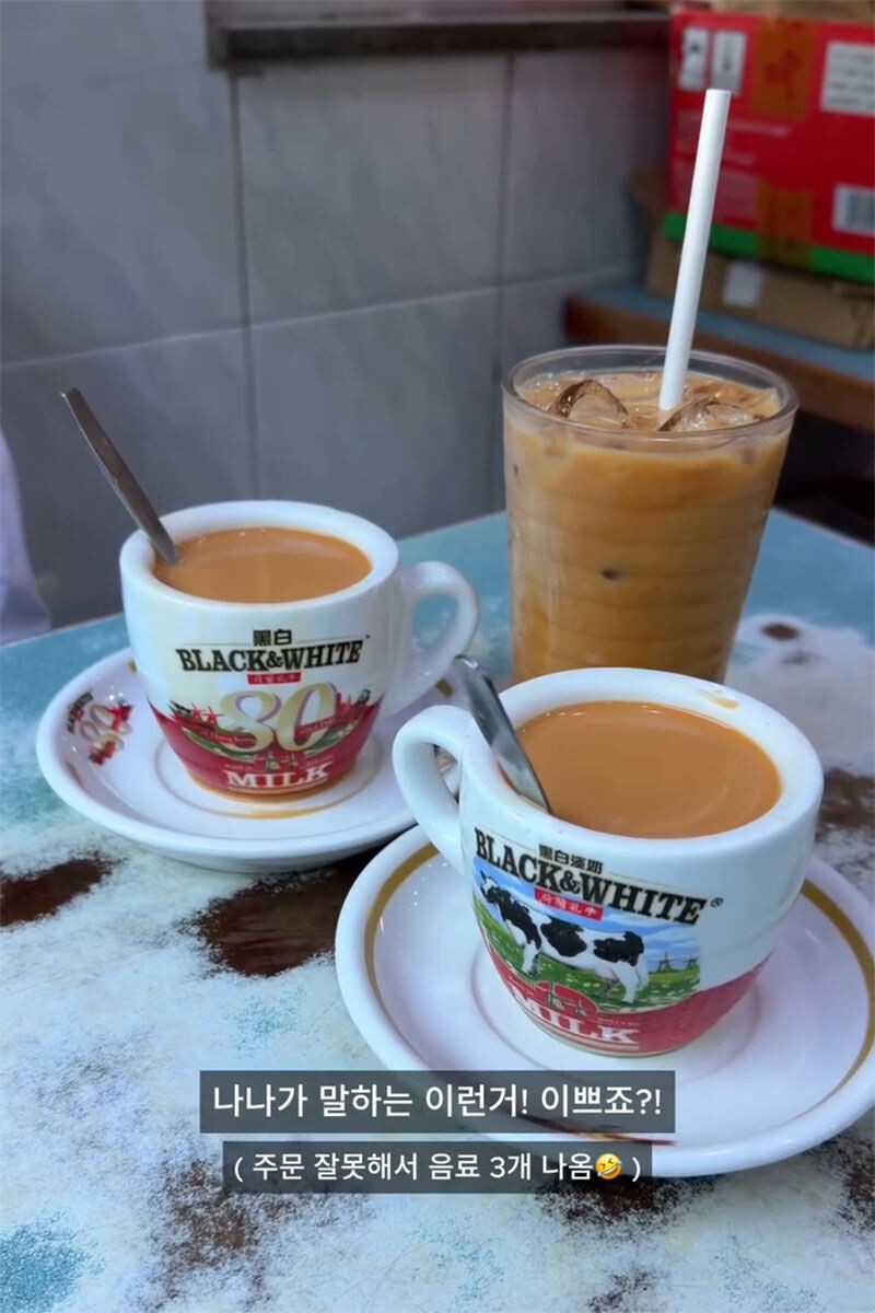 茶餐廳的黑白淡奶茶杯套裝吸引一對南韓旅客購買,老闆最終送上兩套全新當禮物。(Instagram帳戶「daero._.nana」影片截圖)