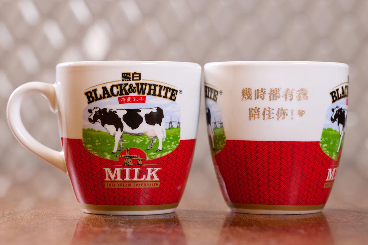 茶餐廳的黑白淡奶茶杯套裝吸引一對南韓旅客購買,老闆最終送上兩套全新當禮物。(資料圖片)