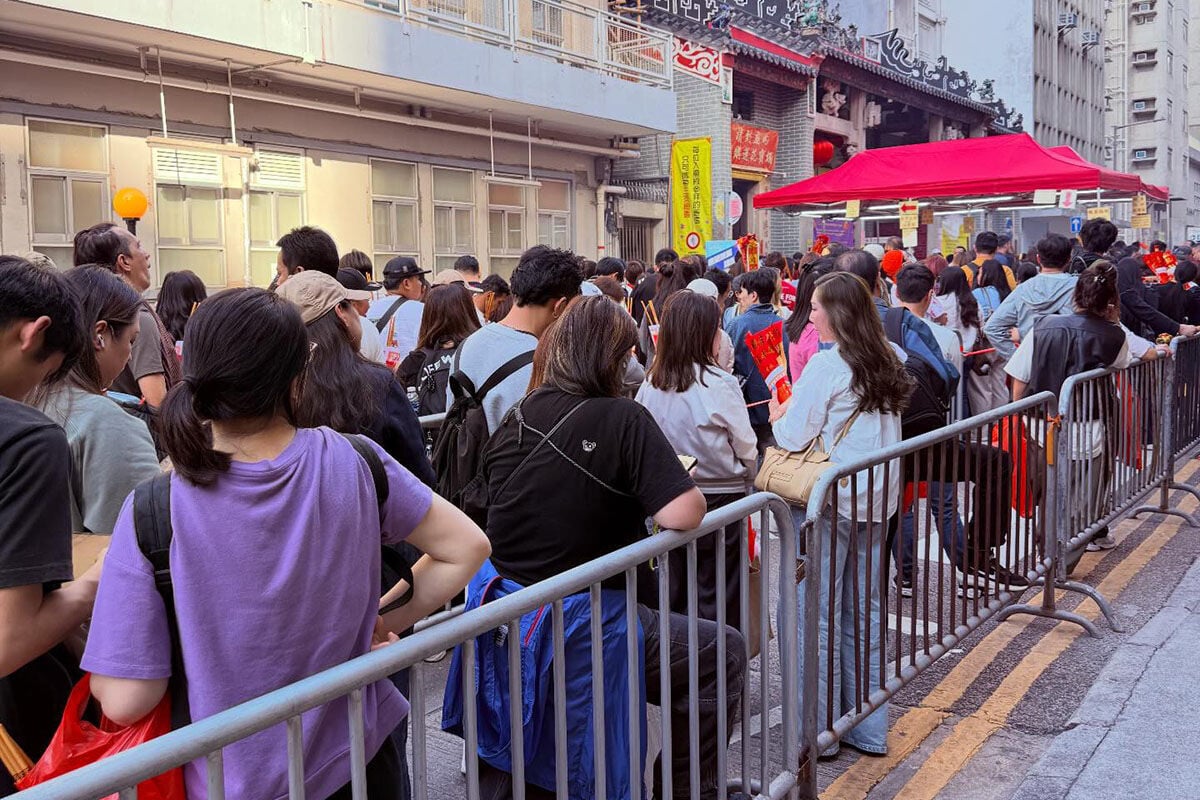 紅磡觀音廟正月廿六日「觀音開庫」之日,吸引大批善信蜂擁而至包括泰國人。(Threads用戶「choupettech」圖片)