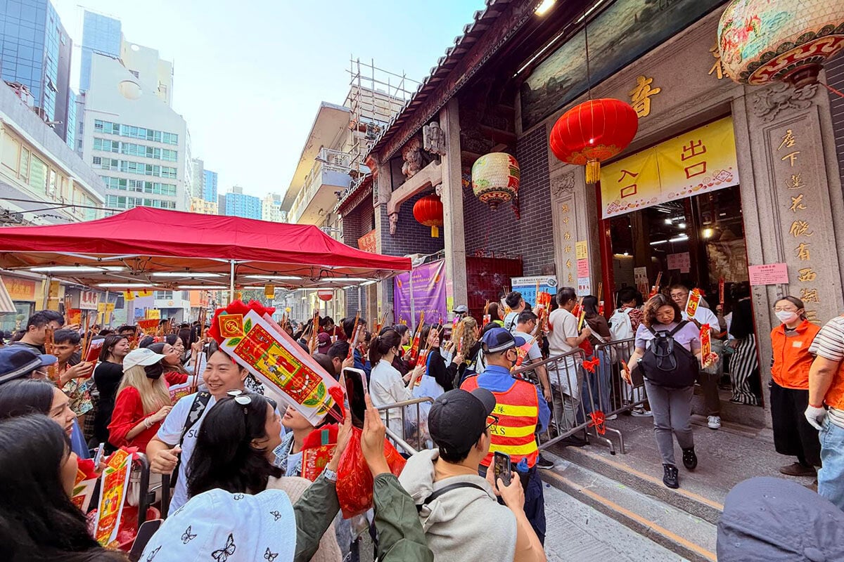 紅磡觀音廟正月廿六日「觀音開庫」之日,吸引大批善信蜂擁而至包括泰國人。(Threads用戶「choupettech」圖片)