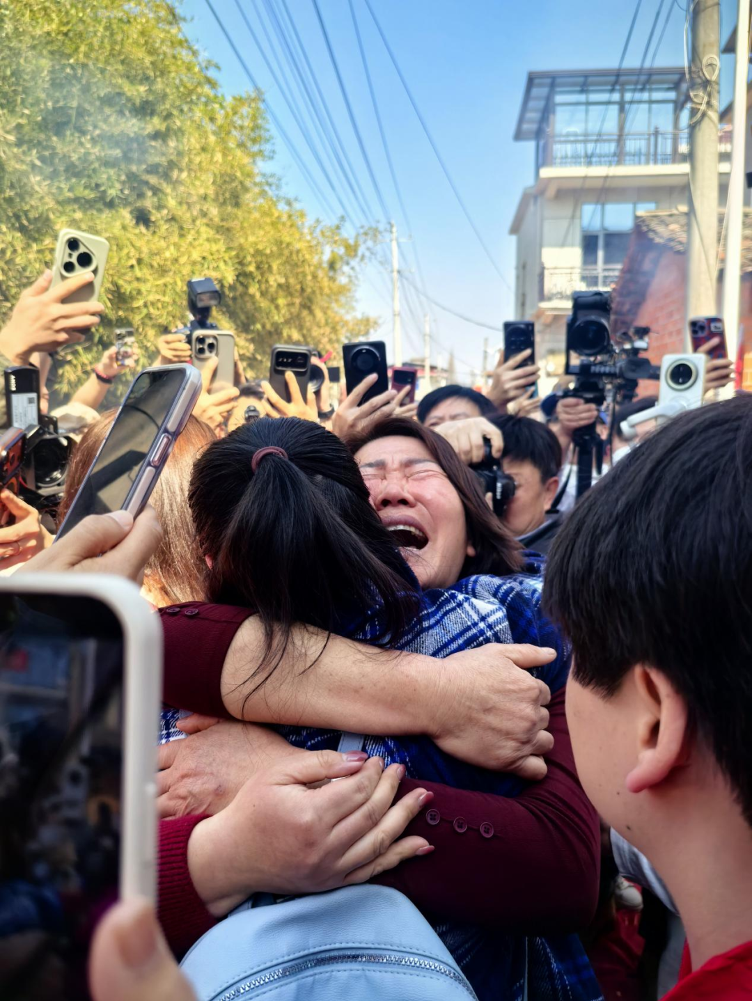 洪楊麗找到親生父母,母女相擁泣不成聲