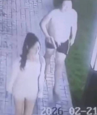 閉路電視拍到計女跟一名男子並行。(互聯網)