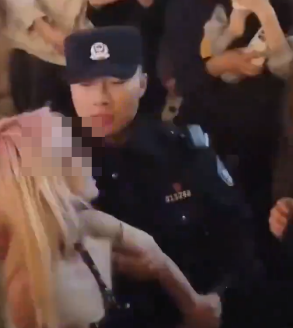 社交平台流傳長沙市一名衣着暴露的女子在解放西路當眾替一名男子口交,惹來逾百民眾圍觀拍攝,及後多名公安迅速趕抵現場驅散。(網上圖片/影片截圖)
