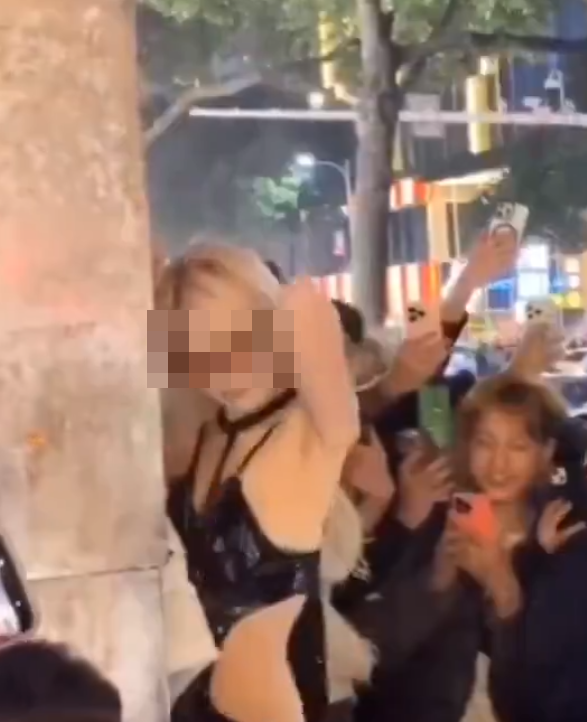 社交平台流傳長沙市一名衣着暴露的女子在解放西路當眾替一名男子口交,惹來逾百民眾圍觀拍攝,及後多名公安迅速趕抵現場驅散。(網上圖片/影片截圖)