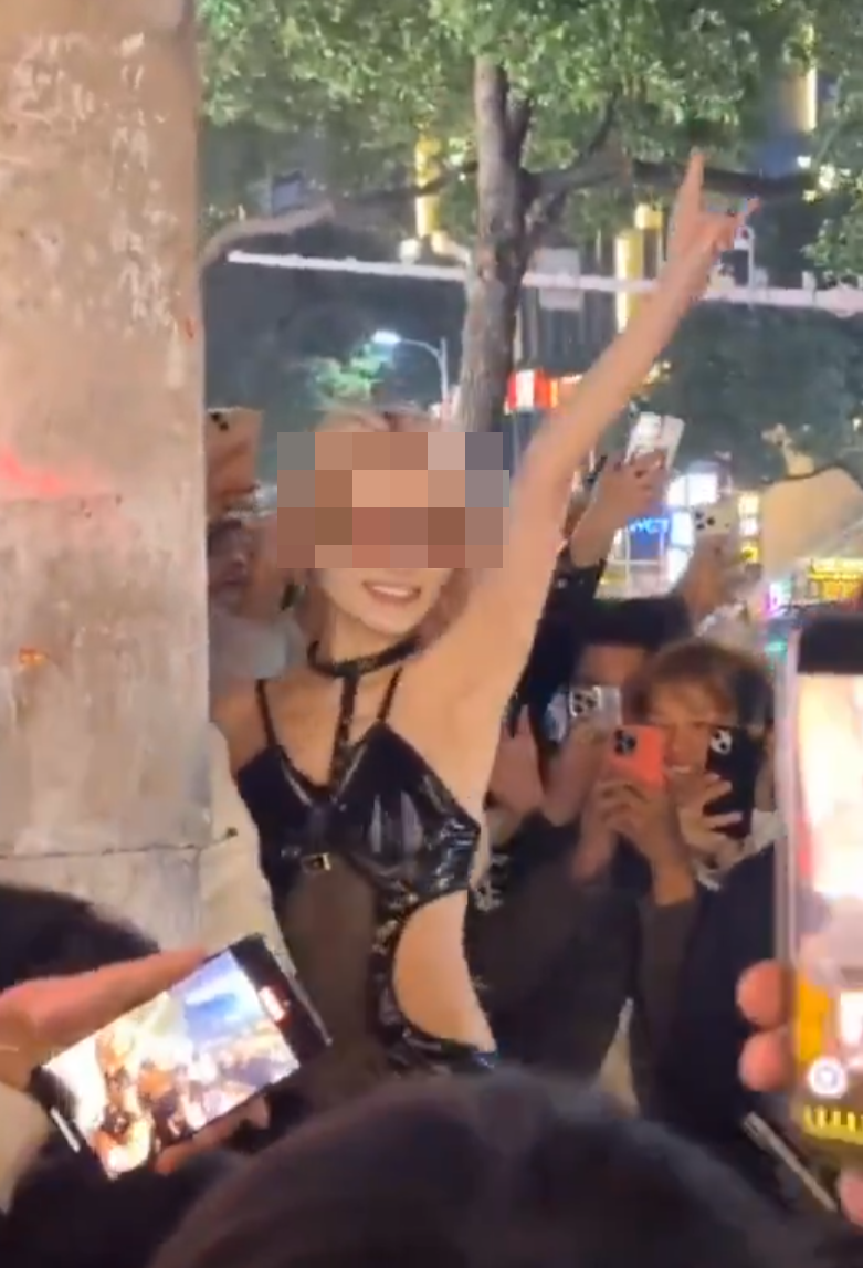 社交平台流傳長沙市一名衣着暴露的女子在解放西路當眾替一名男子口交,惹來逾百民眾圍觀拍攝,及後多名公安迅速趕抵現場驅散。(網上圖片/影片截圖)