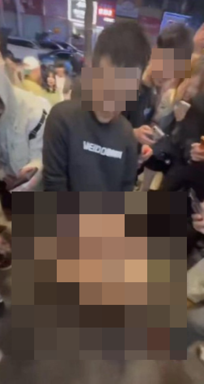 社交平台流傳長沙市一名衣着暴露的女子在解放西路當眾替一名男子口交,惹來逾百民眾圍觀拍攝,及後多名公安迅速趕抵現場驅散。(網上圖片/影片截圖)