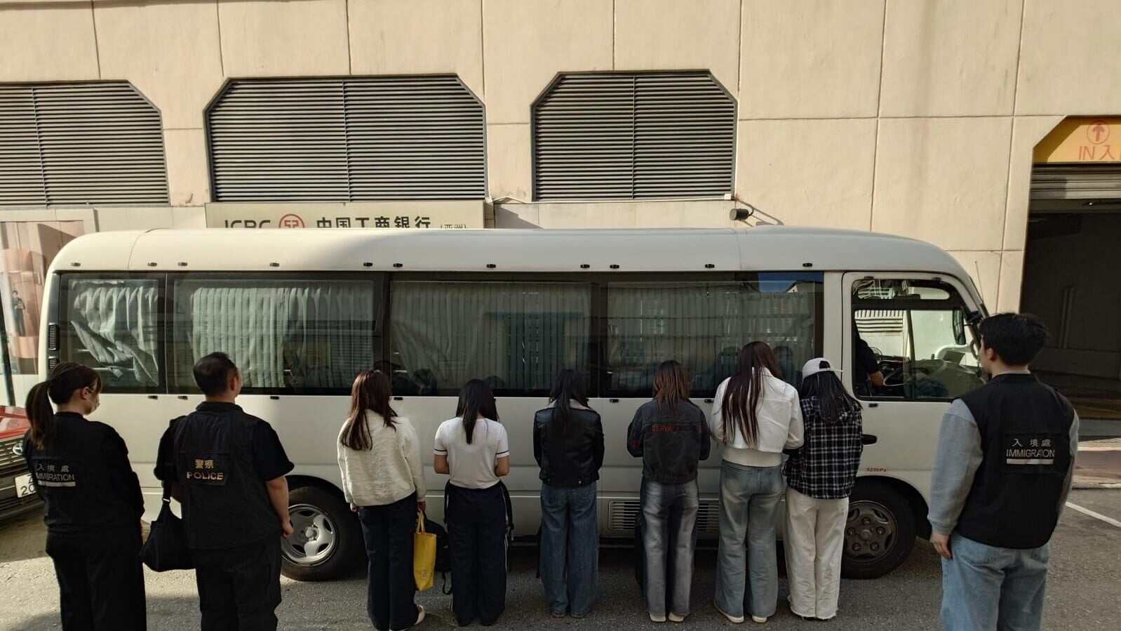 11名內地女子被捕。