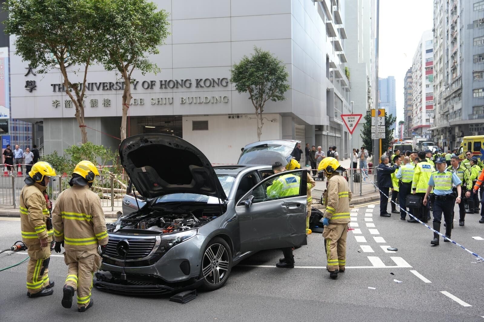 九龍灣發生交通意外,一輛私家車剷上行人路