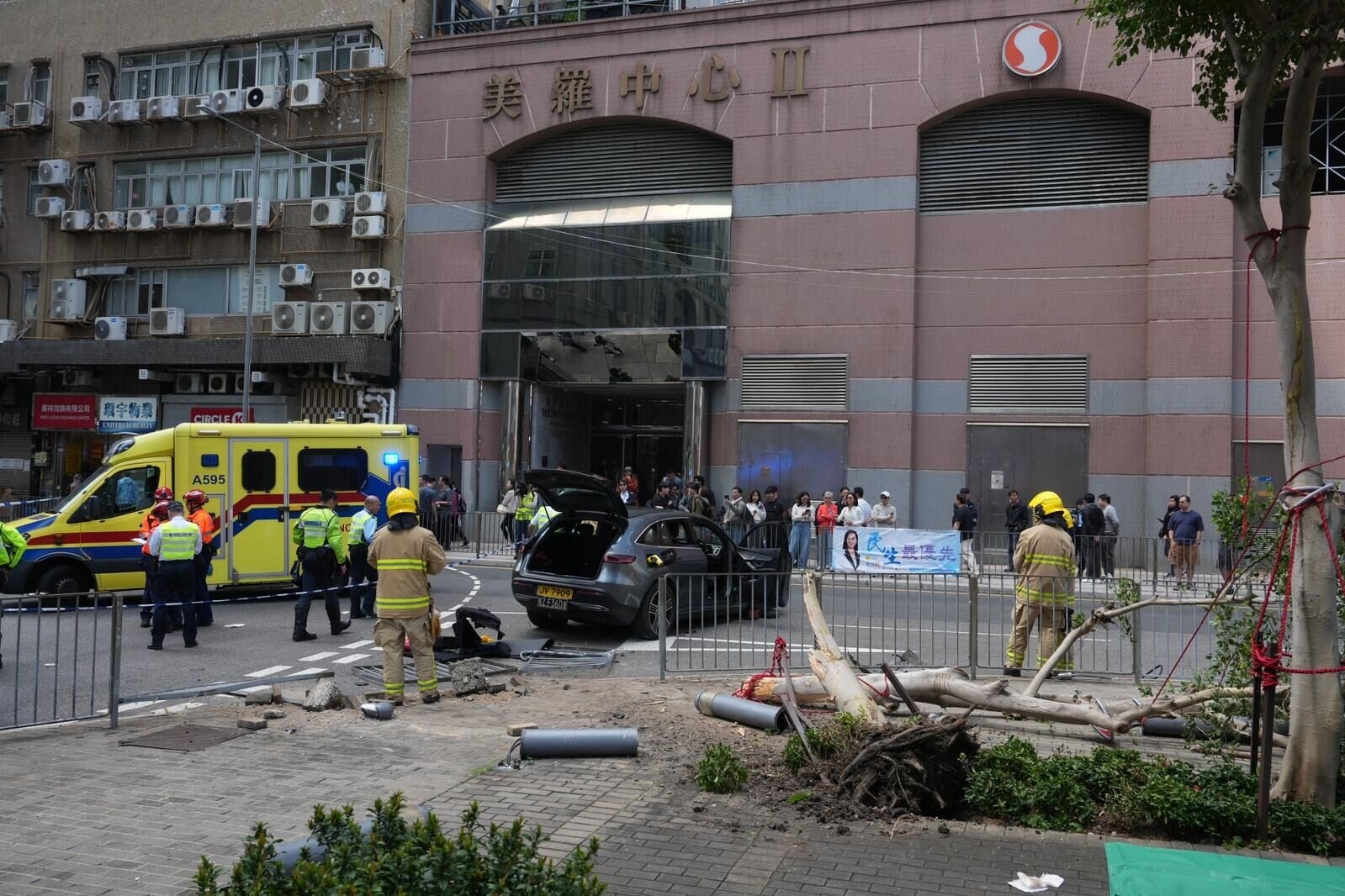 九龍灣發生交通意外,一輛私家車剷上行人路