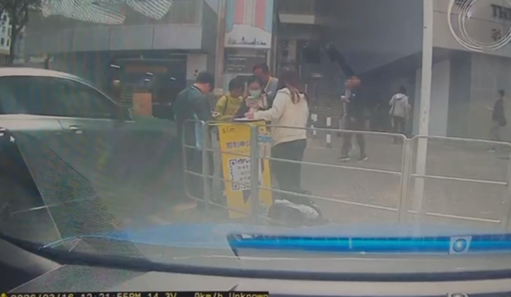 九龍灣臨興街美羅中心對開一輛私家車突失控剷上行人路撞倒多名途人,車Cam片段曝光。(影片截圖)