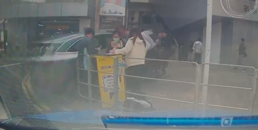 九龍灣臨興街美羅中心對開一輛私家車突失控剷上行人路撞倒多名途人,車Cam片段曝光。(影片截圖)