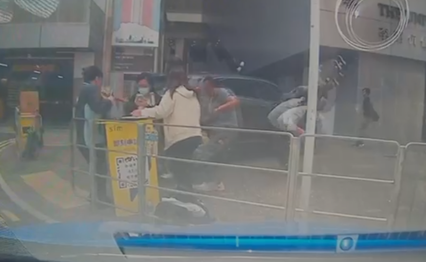 九龍灣臨興街美羅中心對開一輛私家車突失控剷上行人路撞倒多名途人,車Cam片段曝光。(影片截圖)