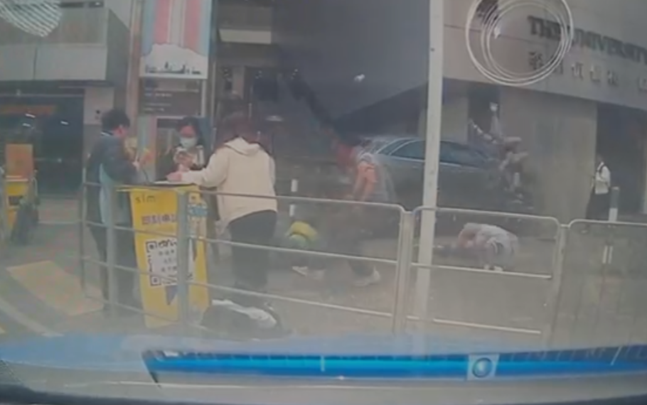 九龍灣臨興街美羅中心對開一輛私家車突失控剷上行人路撞倒多名途人,車Cam片段曝光。(影片截圖)