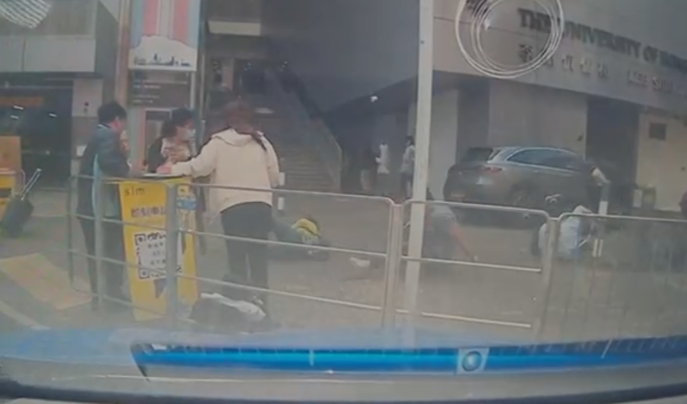 九龍灣臨興街美羅中心對開一輛私家車突失控剷上行人路撞倒多名途人,車Cam片段曝光。(影片截圖)