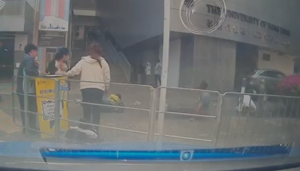 九龍灣臨興街美羅中心對開一輛私家車突失控剷上行人路撞倒多名途人,車Cam片段曝光。(影片截圖)