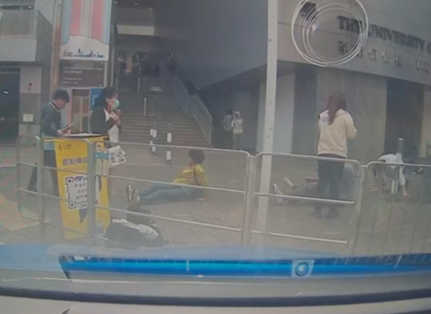 九龍灣臨興街美羅中心對開一輛私家車突失控剷上行人路撞倒多名途人,車Cam片段曝光。(影片截圖)