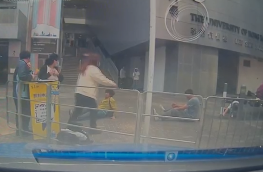 九龍灣臨興街美羅中心對開一輛私家車突失控剷上行人路撞倒多名途人,車Cam片段曝光。(影片截圖)