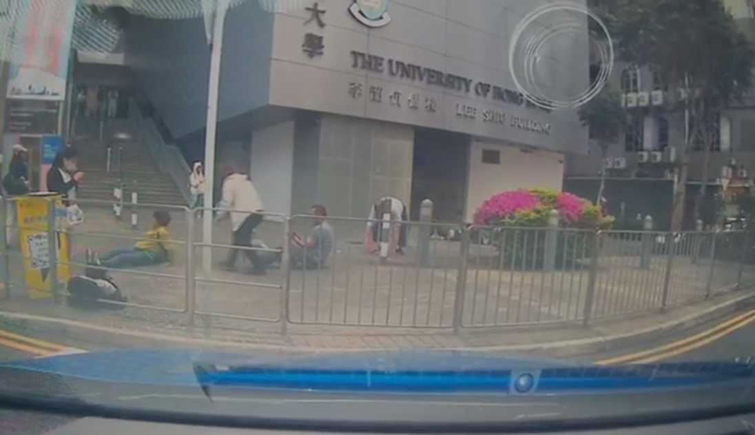 九龍灣臨興街美羅中心對開一輛私家車突失控剷上行人路撞倒多名途人,車Cam片段曝光。(影片截圖)