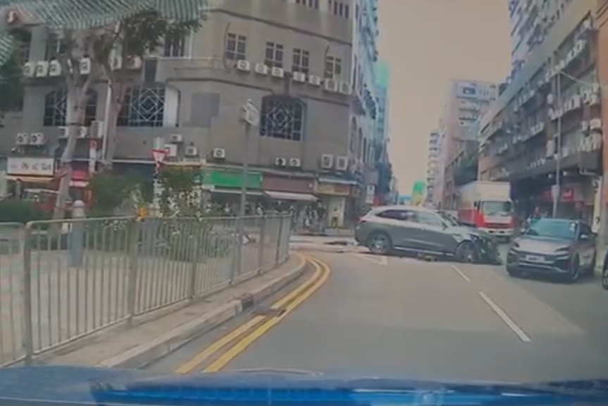 九龍灣臨興街美羅中心對開一輛私家車突失控剷上行人路撞倒多名途人,車Cam片段曝光。(影片截圖)