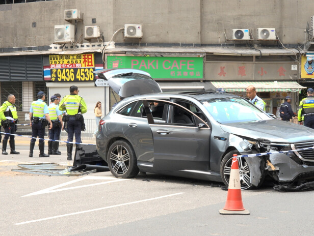 九龍灣發生交通意外,一輛私家車失控剷上行人路,9人受傷,當中由私家車拋出車外的75歲女乘客傷勢較重。