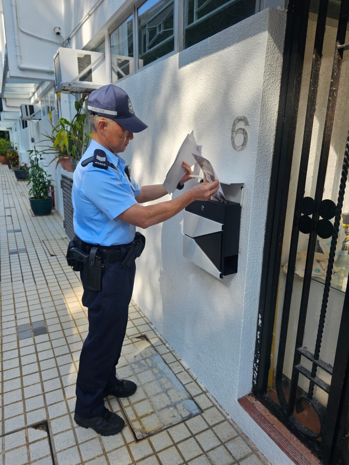 警將軍澳反爆竊巡查黑點,兩名內地男涉遊蕩被捕。(警方圖片)