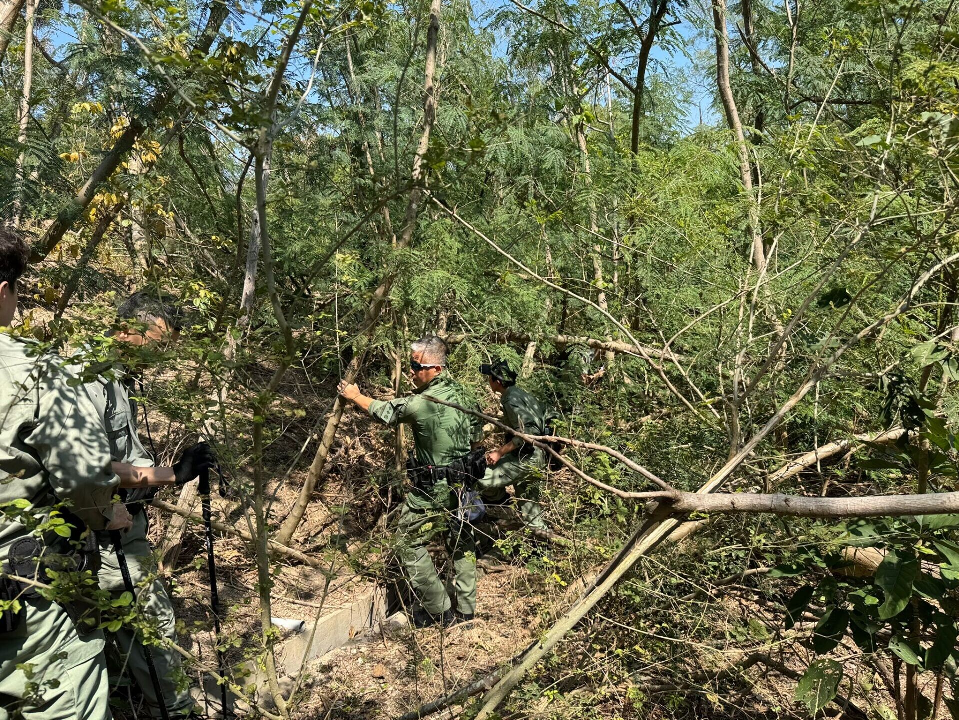 警將軍澳反爆竊巡查黑點,兩名內地男涉遊蕩被捕。(警方圖片)