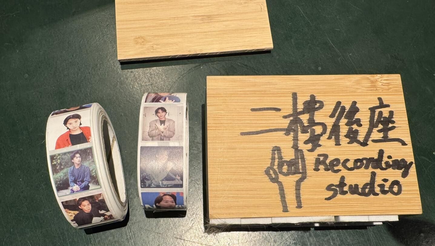 一名身穿雨褸赤腳男到「二樓後座」門前拆去門牌,掛上山寨門牌(圖)。(Facebook:Re:spect Music Magazine 紙談音樂影片截圖)