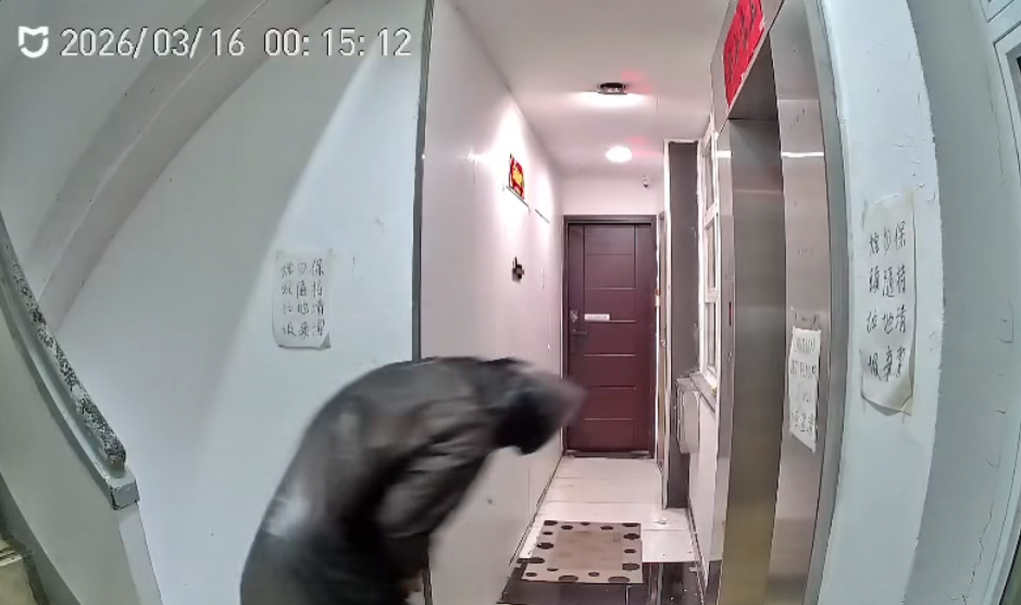 一名身穿雨褸赤腳男到「二樓後座」門前拆去門牌,掛上山寨門牌。(Facebook:Re:spect Music Magazine 紙談音樂影片截圖)
