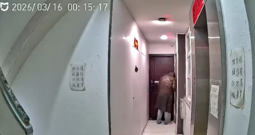 一名身穿雨褸赤腳男到「二樓後座」門前拆去門牌,掛上山寨門牌。(Facebook:Re:spect Music Magazine 紙談音樂影片截圖)