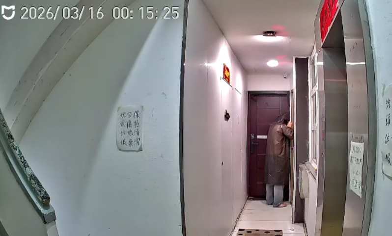 一名身穿雨褸赤腳男到「二樓後座」門前拆去門牌,掛上山寨門牌。(Facebook:Re:spect Music Magazine 紙談音樂影片截圖)