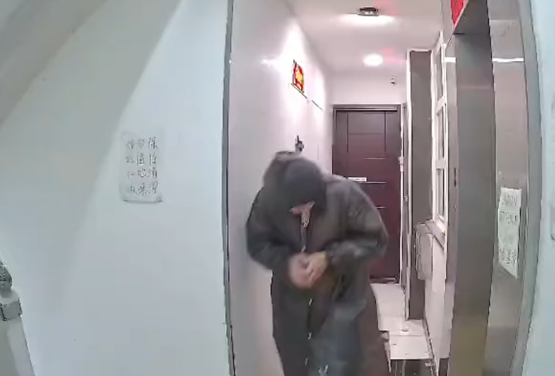 一名身穿雨褸赤腳男到「二樓後座」門前拆去門牌,掛上山寨門牌。(Facebook:Re:spect Music Magazine 紙談音樂影片截圖)