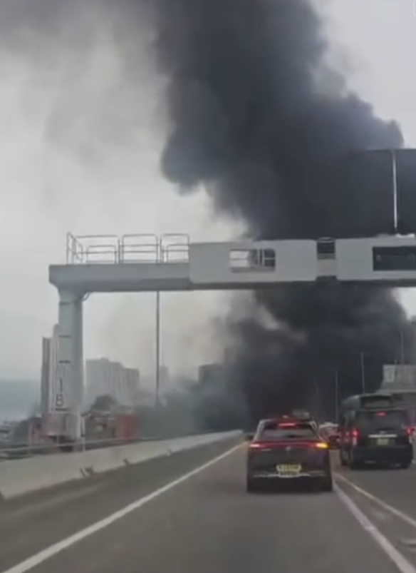 葵涌貨櫃碼頭南路一露天停車場有貨車著火(影片截圖)