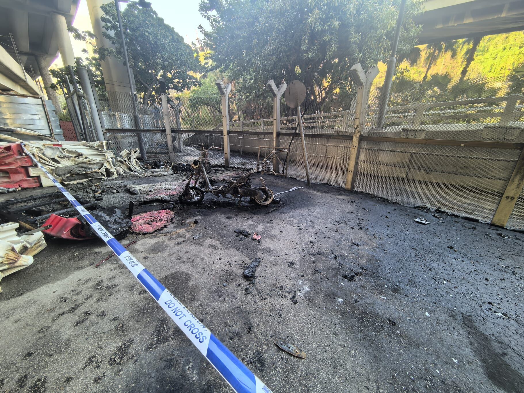 葵涌貨櫃碼頭南路一露天停車場有貨車著火。