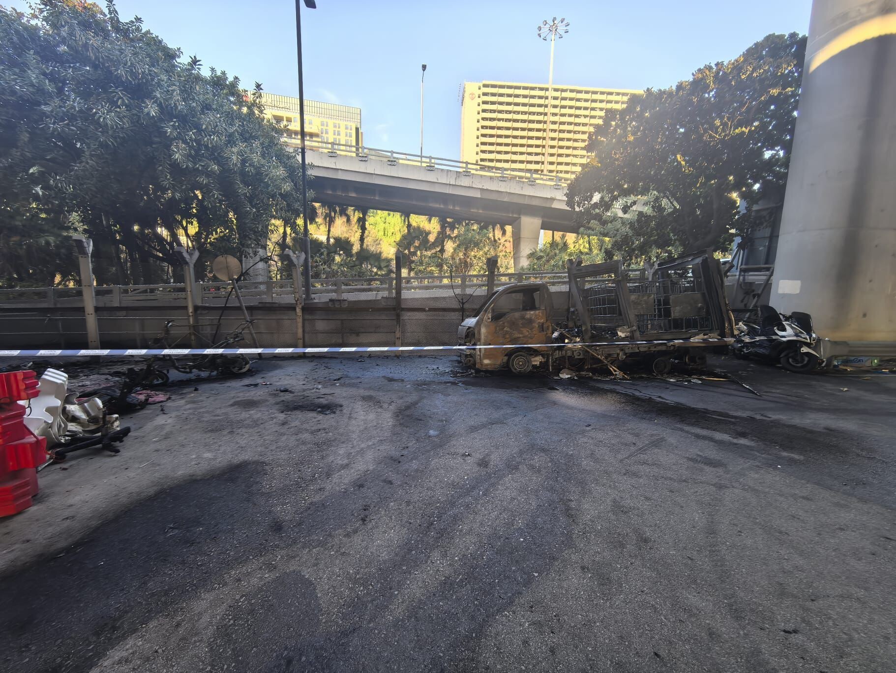 葵涌貨櫃碼頭南路一露天停車場有貨車著火。