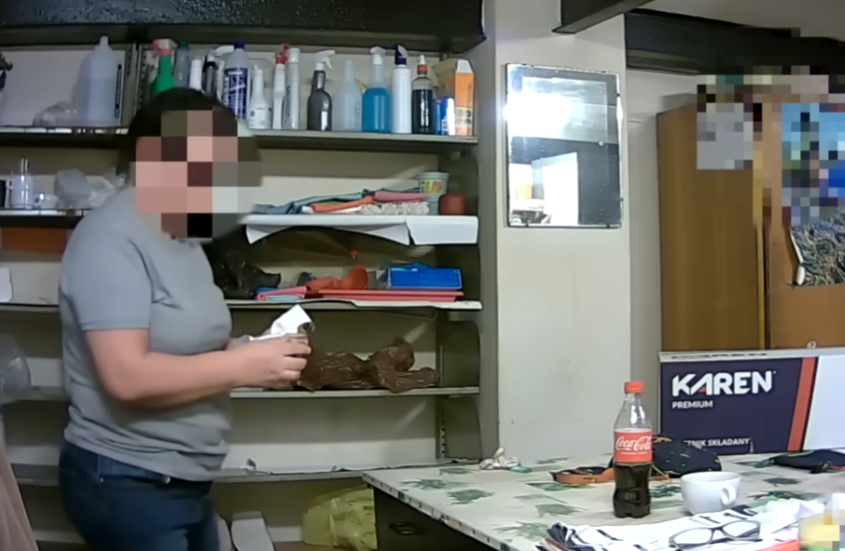 女清潔工對新同事飲品加料鏡頭拍到噴清潔劑進茶杯內(有片) | am730