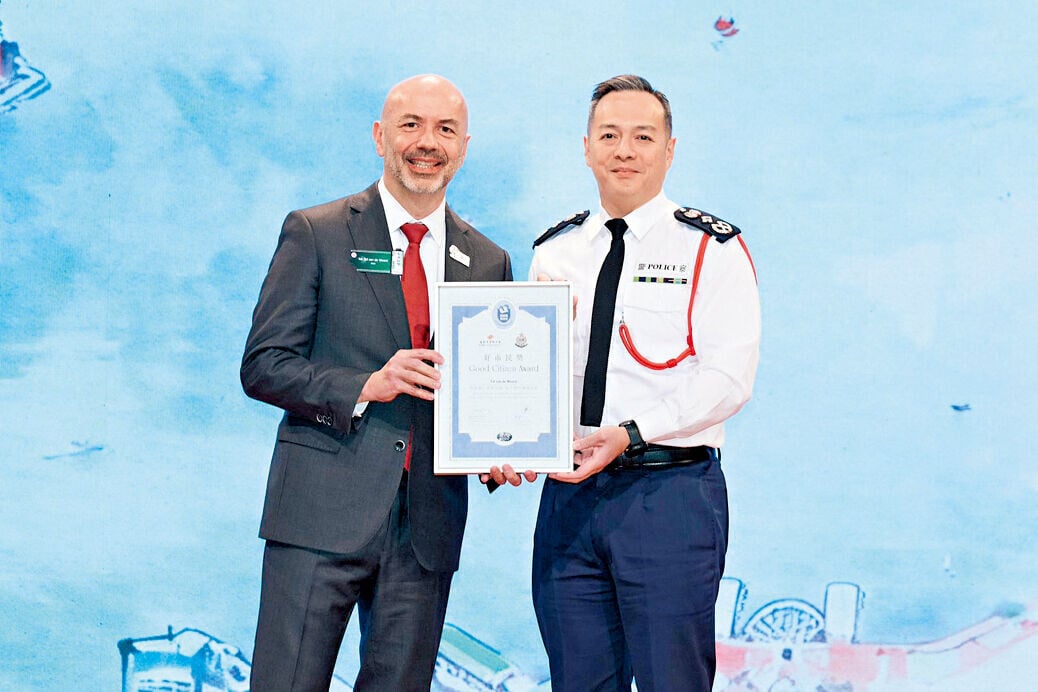 Ed van de Weerd 從警務處長周一鳴手上接過「好市民獎」。
