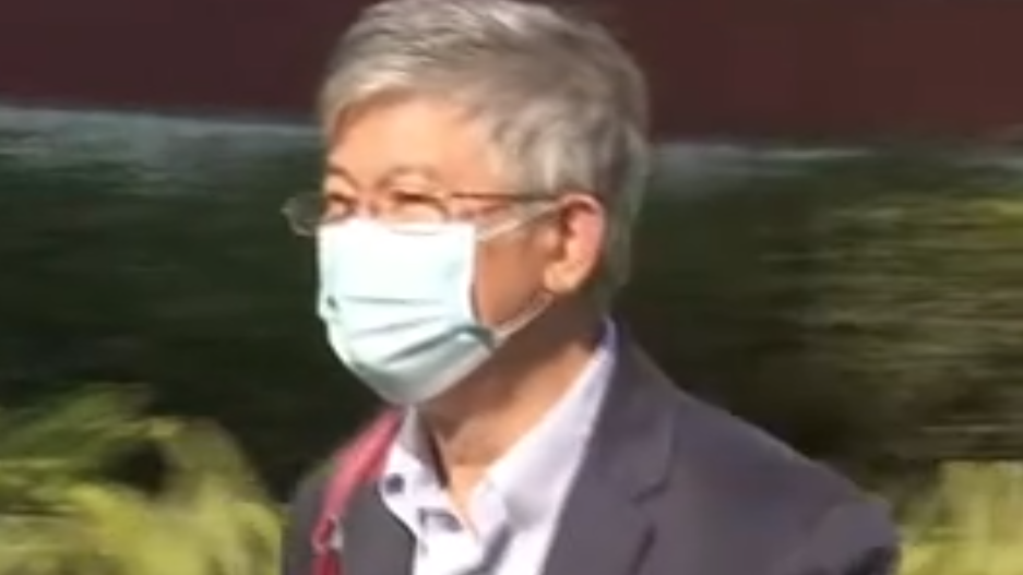 香港科技大學時任講座教授劉紅斌涉嫌收取任保險經紀女友人4萬元後，向兩名校內負責收生事宜的職員派共6000元利是，圖令一申請人獲取錄讀碩士課程，於觀塘裁判法院提堂。(Now新聞台)