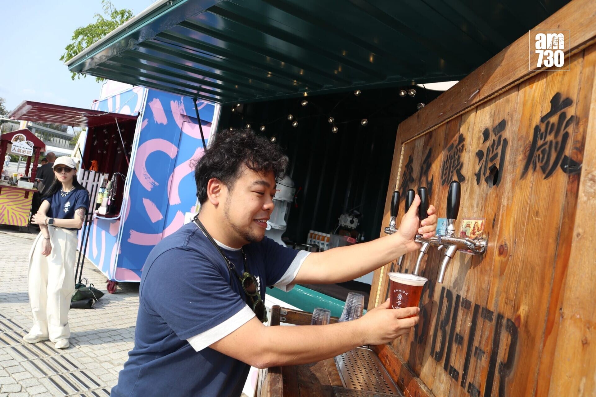啤酒攤「麥子」檔主阿波。(鍾式明攝)