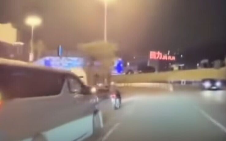 白色七人車在一個彎位近賽車看台附近高速越過一輛電單車時懷疑失控。(FB/澳門交通現場)