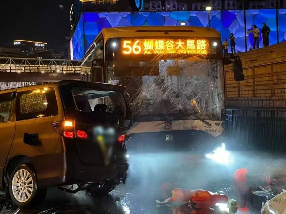 被撞黑色七人車的男司機右邊大腿骨折,一度困於車內,由當地消防員用工具救出。(FB/澳門交通現場)