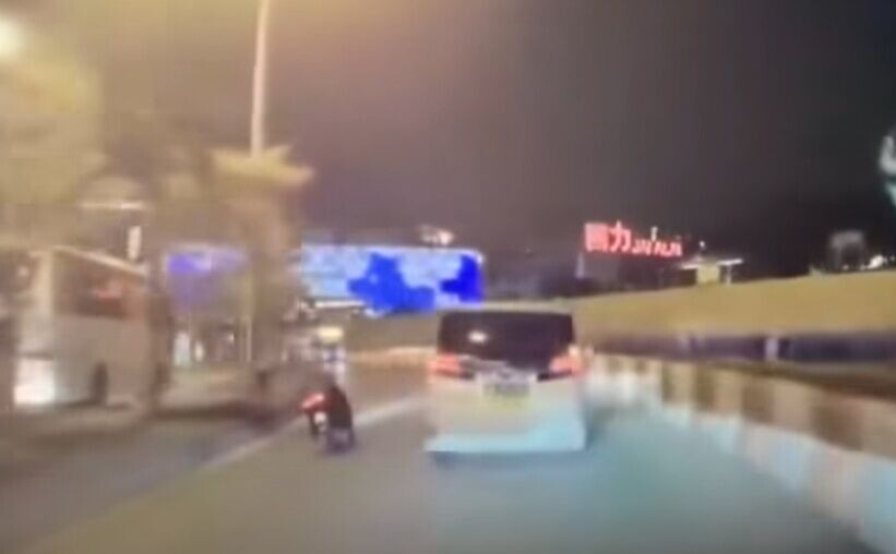 白色七人車在一個彎位近賽車看台附近高速越過一輛電單車時懷疑失控。(FB/澳門交通現場)