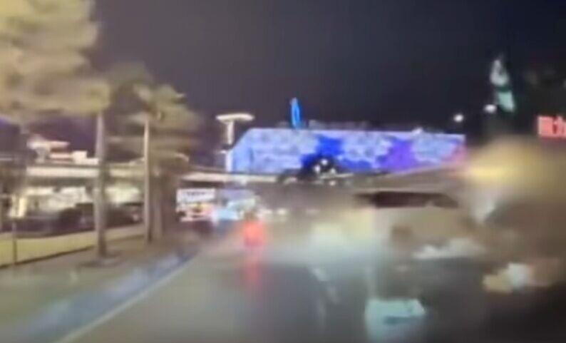 白色七人車再穿越對面行車線撼向一輛黑色七人車及一輛巴士。(FB/澳門交通現場)