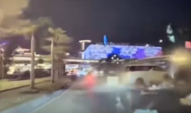 白色七人車再穿越對面行車線撼向一輛黑色七人車及一輛巴士。(FB/澳門交通現場)
