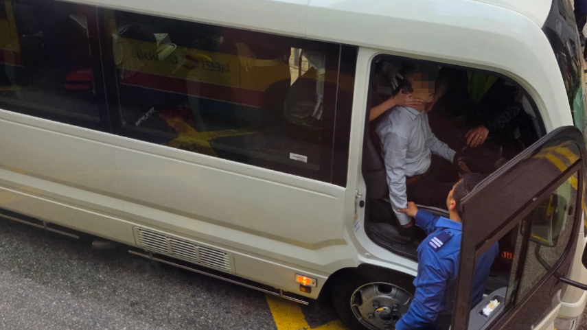 銅鑼灣禮頓道有校巴司機於車上暈倒。(Threads)