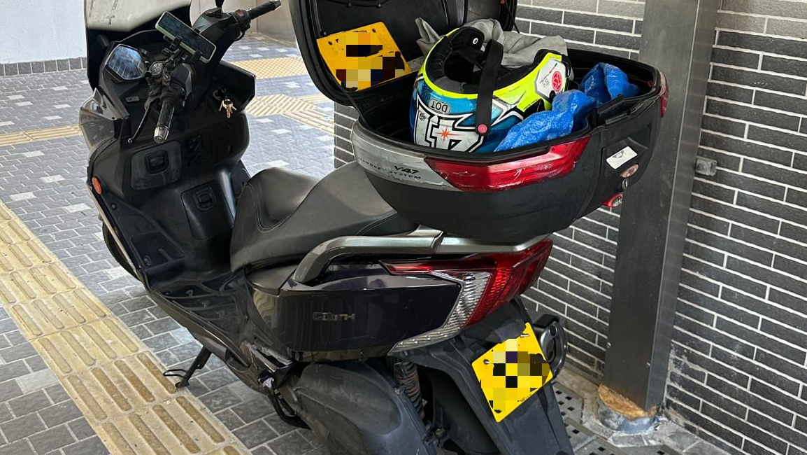 東九龍總區警方拘捕一名45歲男子，涉偷人車牌套落自己電單車用。(警方圖片)