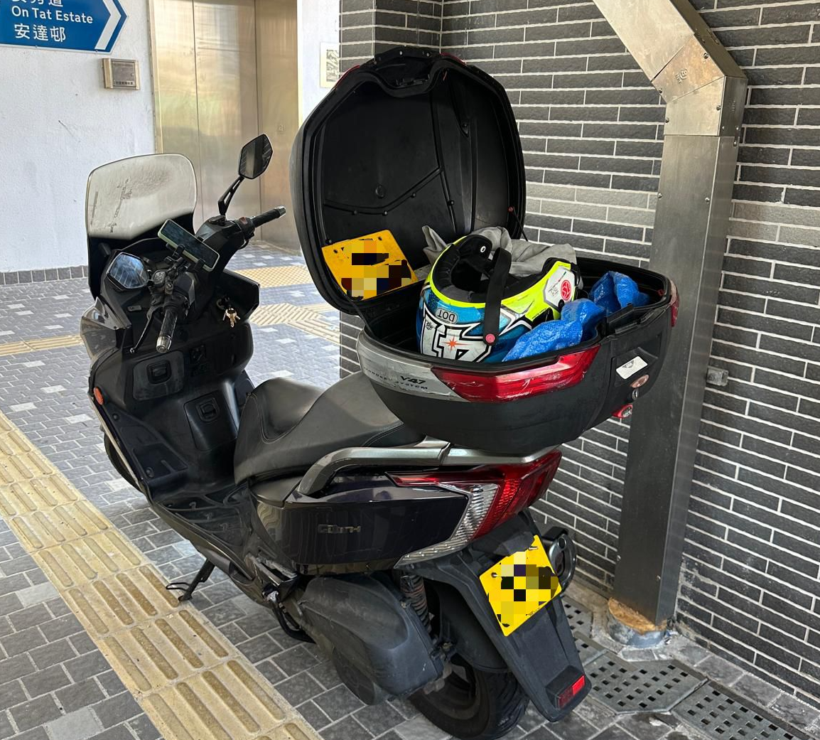 東九龍總區警方拘捕一名45歲男子,涉偷人車牌套落自己電單車用。(警方圖片)