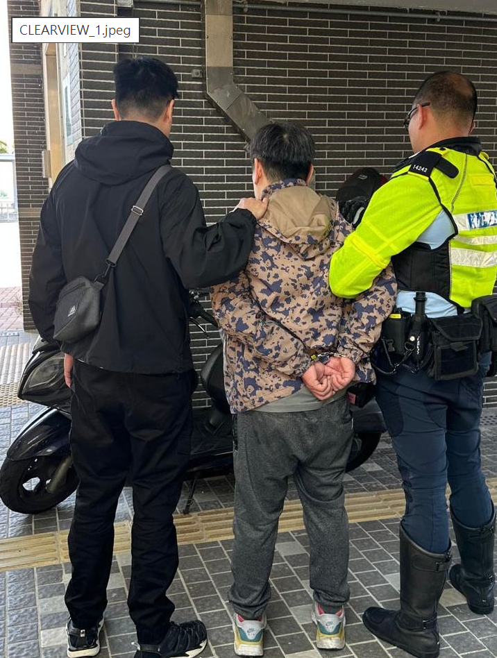 東九龍總區警方拘捕一名45歲男子,涉偷人車牌套落自己電單車用。(警方圖片)